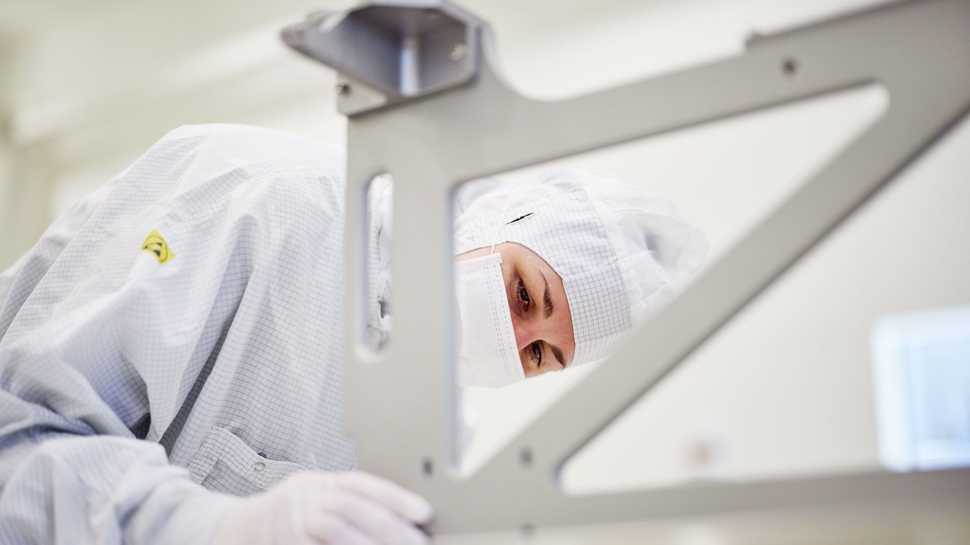 medical-products-women-cleanroom