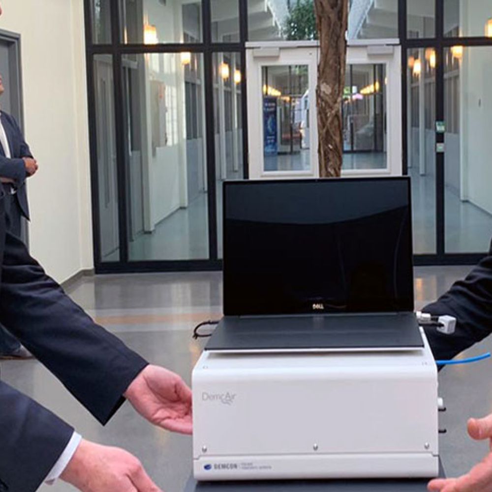 2 men laptop