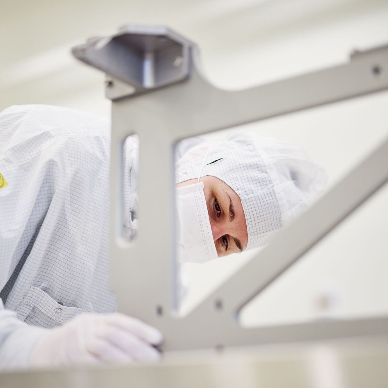 medical-products-women-cleanroom